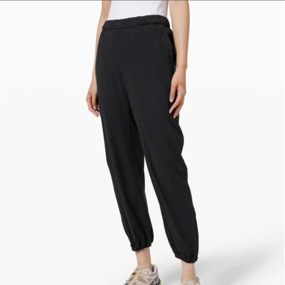 Lululemon Essential Affinity Mid Rise Jogger size 4